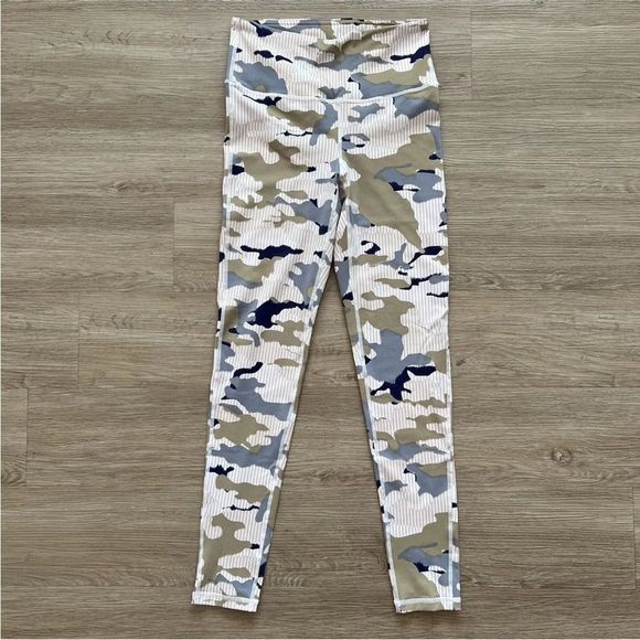 Mono B Cropped Camo Leggings Activewear Green Blue Camouflage Stretch Size Small - Picture 1 of 5
